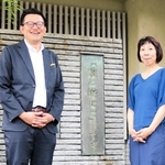 「城の崎にて」の新訳本で写真を手がける川内倫子さん（右）と冨田健太郎理事長＝豊岡市城崎町湯島