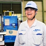 水電解式水素発生装置（ＨＨＯＧ）の試験スペースの前に立つ須田龍生副部長＝兵庫県播磨町新島