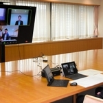 伊佐厚労副大臣とのオンライン面談であいさつする久元喜造神戸市長＝同市役所