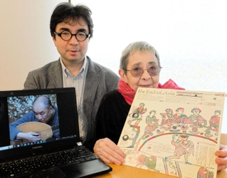故岡本一郎さん（パソコン画面）が率いたダンスリー・ルネサンス合奏団と坂本龍一さんのアルバムを手にする岡本マリヴォンヌさん（右）、直茂さん＝宝塚市内