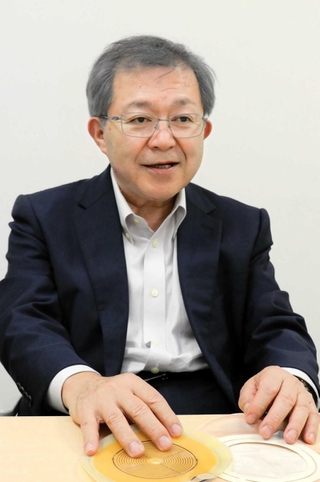 「あのとき人工肛門を選んでよかったと今では思います」。装具を手に、手術時の心境を振り返る古川秀範さん＝神戸市中央区楠町５、日本オストミー協会兵庫県支部