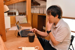 在宅勤務をする兵庫県市町振興課の北平高章さん。「集中したい時にはテレワークもいいですね」＝神戸市北区