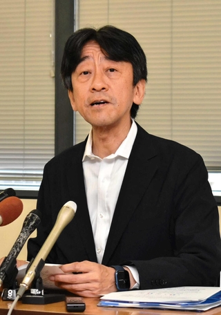 要望書を提出後、会見する後藤啓二弁護士＝神戸市役所