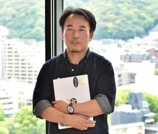神戸市役所を退職し、起業した秋田大介さん＝神戸市中央区加納町４