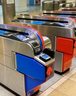 クレジットカードのタッチ決済に対応した自動改札機＝２０２２年５月、福岡市の中洲川端駅（三井住友カード提供）