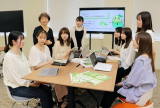デカンショ豆収穫体験ツアーの内容を話し合う学生ら＝西宮市鳴尾町１、武庫川女子大