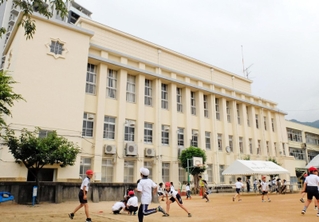 保存活用されることになった春日野小学校の西校舎＝神戸市中央区宮本通７