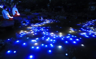 水面に浮かび上がったＬＥＤの「天の川」＝６日夜、西宮市社家町、西宮神社