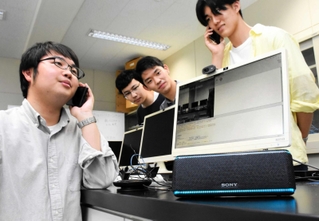 開発中のシステムの利用方法を実演する明石工業高等専門学校の学生＝明石市魚住町西岡の同校