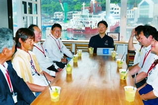 ワーケーション知事室で住民らと意見を交わす斎藤元彦知事（奥）＝姫路市家島町真浦（県提供）