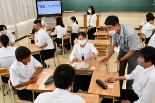 生徒に教員の仕事のやりがいなどを伝える県教委職員＝三木市志染町青山６