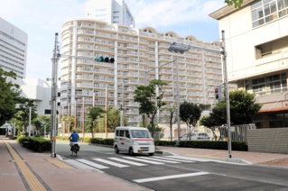 神戸市立盲学校（右手前）の前に新設された音響装置のない信号機と横断歩道＝神戸市中央区東川崎町１