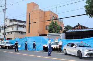 現場の組事務所を調べる捜査員ら＝９日午後７時４分、神戸市西区玉津町上池