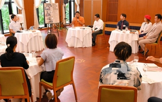 「躍動カフェ」で兵庫県の斎藤元彦知事（左奥）と意見を交わす参加者＝西宮市上ケ原一番町