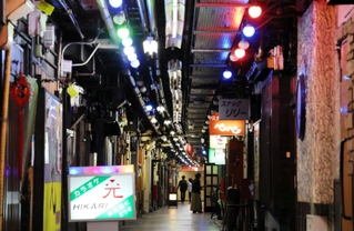 今年９月末で営業を終える有楽名店街＝神戸市中央区元町通２