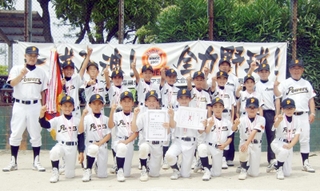 ２０１７年の東播少年野球春季選手権大会で優勝し、喜ぶＨＩＯＫＡパワーズのメンバー＝兵庫県播磨町、浜田球場