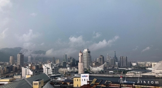 激しい雨が降った後の神戸市街地。雲に覆われたままだったが西日が差し込み再び、気温が上がった＝１０日午後、神戸市中央区東川崎町１から