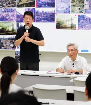 学生を前に講演する崔秀英さん（左）と父敏夫さん。被災直後の写真も使って説明した＝神戸市中央区港島１