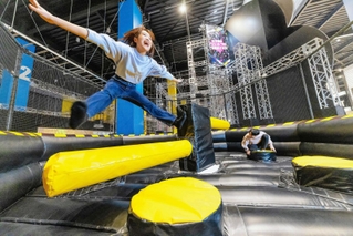 神戸ファッションプラザに開業するスポーツエンターテイメント施設の遊具イメージ（大栄環境提供）