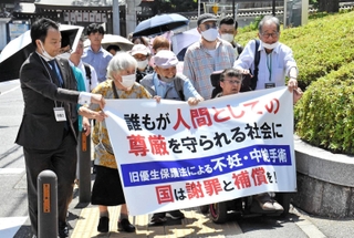 国に謝罪と補償を求め、神戸地裁に入庁する原告や支援者ら＝神戸地裁、神戸市中央区橘通１