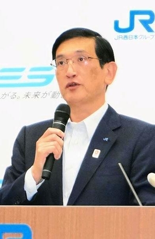 会見するＪＲ西日本の長谷川一明社長＝１２日午後、大阪市北区