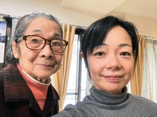 「日本初の女子プロレスラー」として活躍した猪狩定子さん（左）と、女子プロレスを研究する神戸女学院大学准教授の瀬戸智子さん（提供）