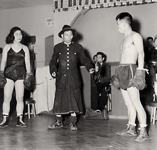 兄たちとプロレスショーをしていた頃の猪狩定子さん（左）＝１９５１年、東京・横田基地（提供）