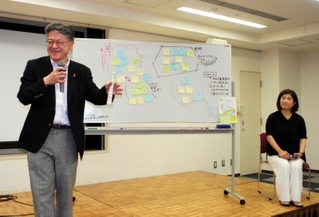 参加者の質問に答える度山徹氏（左）＝神戸市中央区橘通３