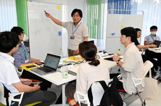 兵庫県職員と神戸大学の学生、教職員がチャットＧＰＴの活用方法を話し合った＝神戸大学