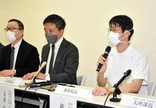 記者会見で調査方針について説明する新保雅也院長（右端）や「徳洲会」の幹部ら＝14日夜、神戸市垂水区上高丸１、神戸徳洲会病院
