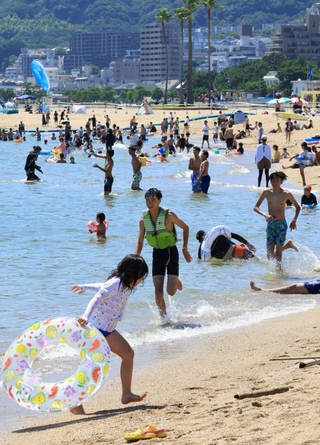 照りつける日差しの下、海水浴を楽しむ子どもら＝１７日午後、神戸市須磨区の須磨海水浴場（撮影・鈴木雅之）
