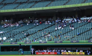 滝川第二－神港橘戦。暑さ対策に、イニングの合間には屋根の下へと避難する滝川第二応援団＝１８日午後、神戸市須磨区、ほっともっとフィールド神戸（撮影・鈴木雅之）