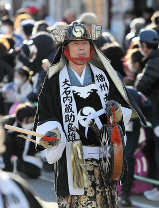 昨年の義士行列で初の大石内蔵助役を務めた俳優の中村雅俊さん＝赤穂市内
