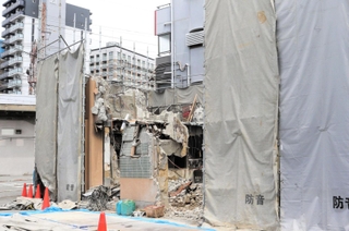 火災で高齢者ら８人が死傷した「第２ひろみ荘」。建物は取り壊され、壁や鉄線がむき出しとなっていた＝１８日、神戸市兵庫区湊町１