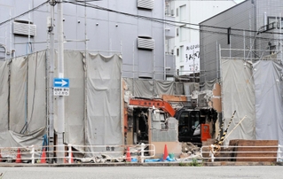 火災で高齢者ら８人が死傷した「第２ひろみ荘」。建物は取り壊され、壁や鉄線がむき出しとなっていた＝１８日、神戸市兵庫区湊町１