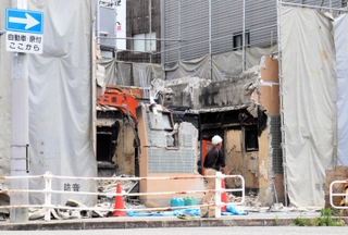火災で高齢者ら８人が死傷した「第２ひろみ荘」。建物は取り壊され、壁や鉄線がむき出しとなっていた＝１８日、神戸市兵庫区湊町１