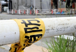 火災から半年が経過したが、現場近くには当時張られたとみられる神戸市消防局の立ち入り規制のテープが巻き付いたままだ＝１８日、神戸市兵庫区湊町１