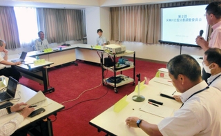 兵庫県の担当者（右）から説明を受ける調査委員会のメンバー＝２１日午前、神戸市中央区下山手通４