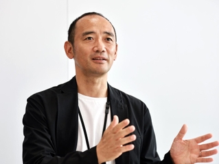 育休を約４カ月取得した西靖さん。育休中は頑張りすぎず、一息ついたり運動したり「育休を休むことも大事」と話す＝大阪市北区（撮影・長嶺麻子）