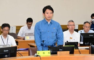 対策本部会議であいさつする斎藤元彦知事＝２２日午後、神戸市中央区中山手通５（撮影・斎藤雅志）