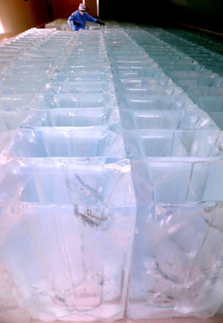 氷柱がずらりと並ぶ製氷工場＝兵庫県太子町糸井