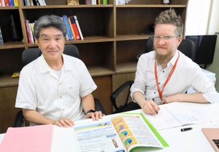 ギフテッドの子どもや、教諭へのサポートのあり方を考える研究会を発足させるラッシラ・エルッキ助教（右）と藤修特命准教授＝神戸市灘区六甲台町、神戸大学