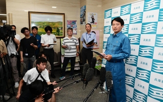 対策本部会議終了後に記者の質問に答える斎藤元彦知事＝２２日午後、神戸市中央区中山手通５、兵庫県災害対策センター（撮影・斎藤雅志）