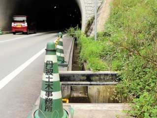 グレーチングの盗難現場。道路管理者の兵庫県は応急措置としてパイロンで注意を促す＝丹波篠山市