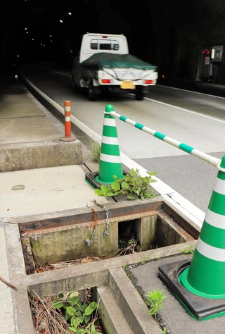 グレーチングの盗難現場。道路管理者の兵庫県は応急措置としてパイロンで注意を促す＝丹波篠山市