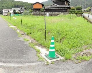 近くに民家がある場所でも盗難被害が出ている。通行人が転落しないよう、木板で穴をふさいでいる＝丹波市山南町太田