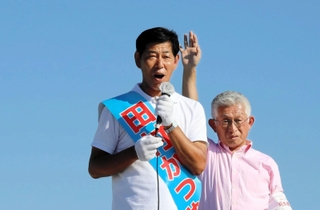 最後の訴えで声を張り上げる田村克也氏（左）と泉房穂・前明石市長＝２２日午後、三田市けやき台１