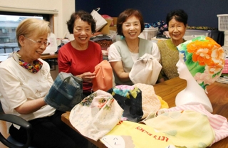 がん患者向けにケア帽子の製作を続ける患者会「はまなすの会」の会員ら。右から２人目が代表の太田直美さん＝太子町米田