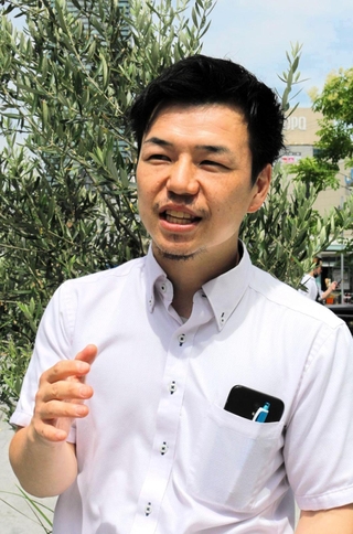 「いろんな人に助けられてきた」と話す徳山洋輝さん。昨年子どもが生まれ、父親になった＝神戸市中央区