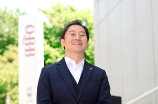 「自分たちは『開発先導型活力企業』。新たな挑戦を進めていく」と話す六甲バターの塚本浩康社長＝神戸市中央区坂口通１（撮影・小林良多）